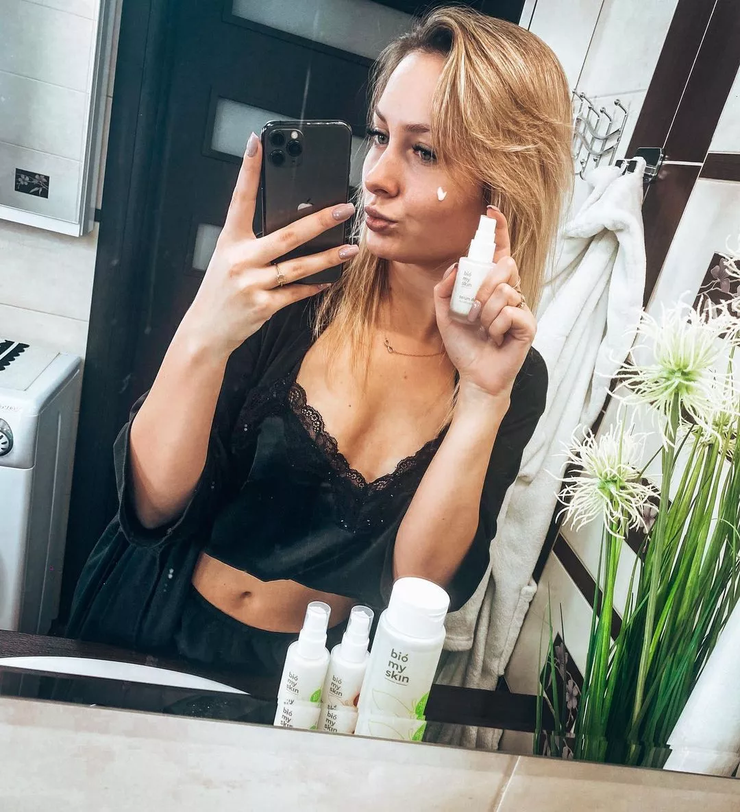 Popularna wokalistka disco polo odsłoniła głęboki dekolt! W sieci zawrzało! Wygląda obłędnie!